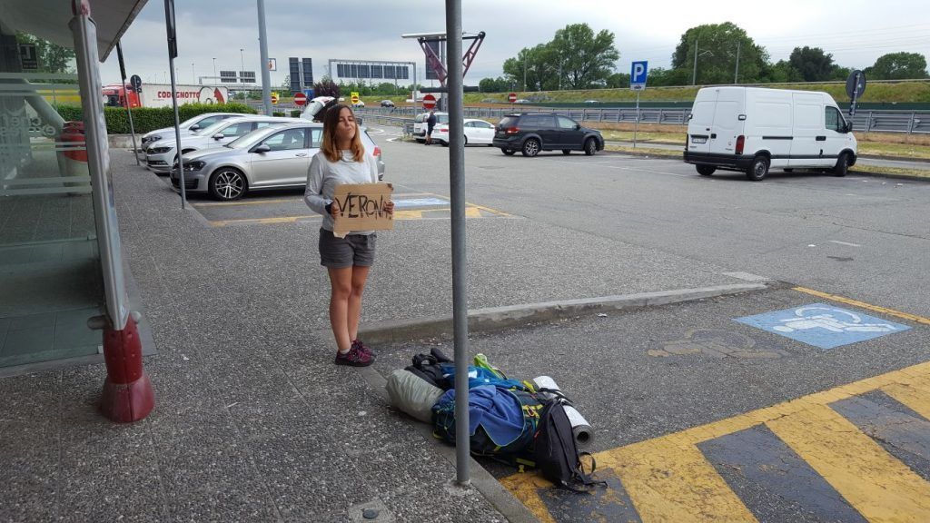 Parar coches en gasolineras.